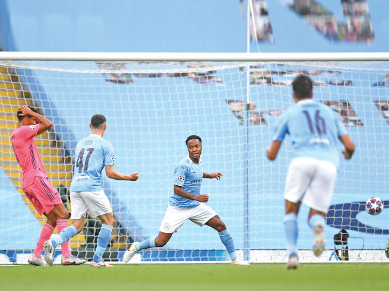 سترلينغ نجم سيتي يحتفل بعد إحراز الهدف الأول