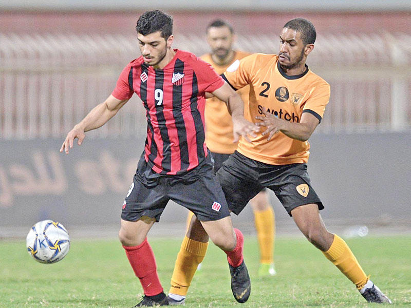 محاولة للاستحواذ على الكرة في مباراة القادسية وخيطان