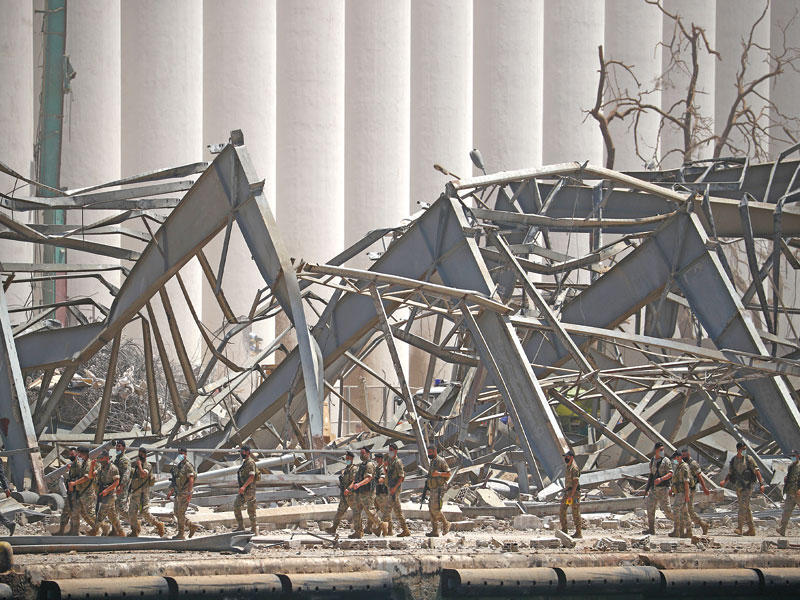 جنود لبنانيون بين حطام المرفأ أمس (رويترز)