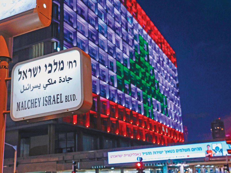 علم لبنان على بلدية تل أبيب مساء الأربعاء (أ ف ب) 