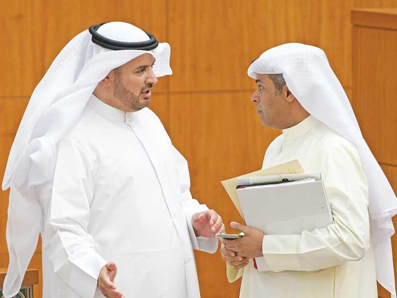 وزير النفط وزير الكهرباء والماء بالوكالة د. خالد الفاضل والنائب حمدان العازمي في إحدى الجلسات