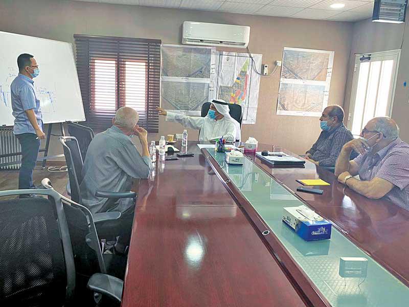 نائب المدير العام لشؤون التنفيذ في المؤسسة م. صالح الرشيدي خلال الاجتماع مع المقاول الصيني أمس