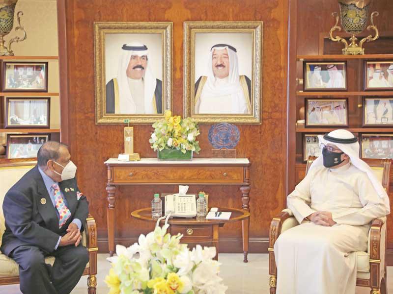 وزير الخارجية الشيخ د. أحمد الناصر مستقبلاً سفير غيانا أمس