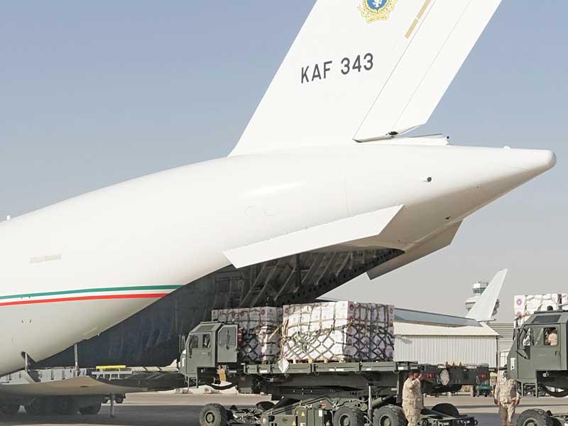 طائرة القوة الجوية خلال نقل المساعدات 