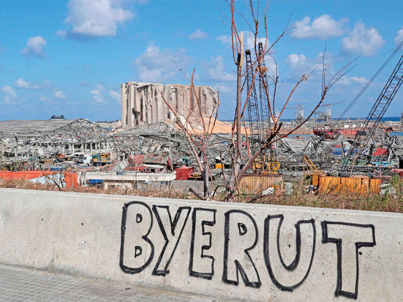 «وداعاً بيروت» رسمت على حافة طريق أمام مرفأ بيروت (أ ف ب)