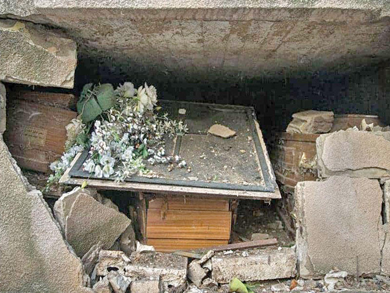 ما سببه الانفجار في مقابر الموتى في بيروت