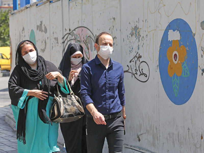 إيرانيون في أحد شوارع طهران أمسt (أ ف ب)