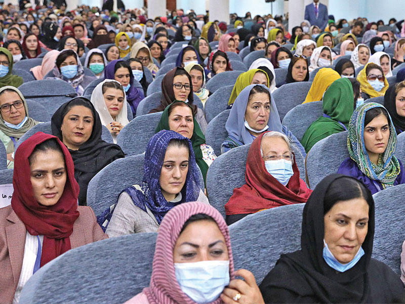 مشاركة نسائية في اليوم الأخير لـ «لويا جيرغا» أمس             (أ ف ب) 