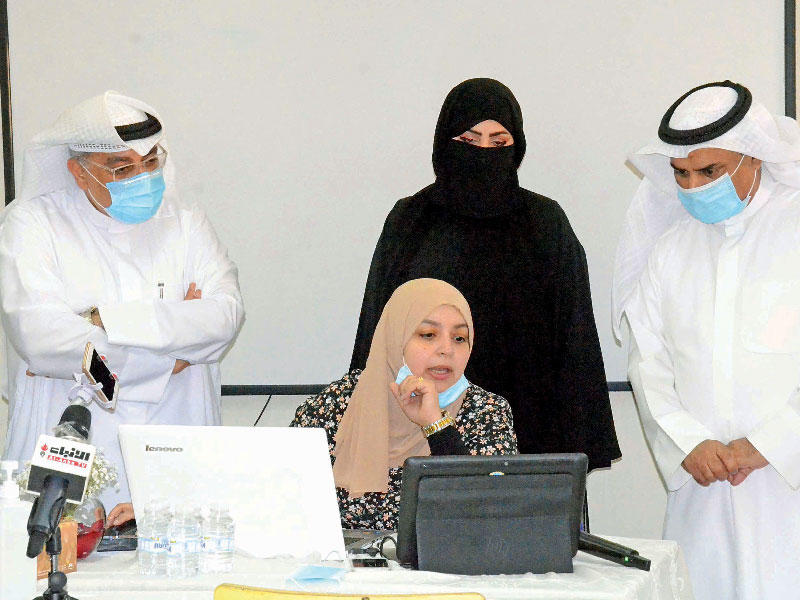 وزير التربية خلال تفقده أمس حصة افتراضية في ثانوية «ليلى الغفارية» (تصوير عوض التعمري)n