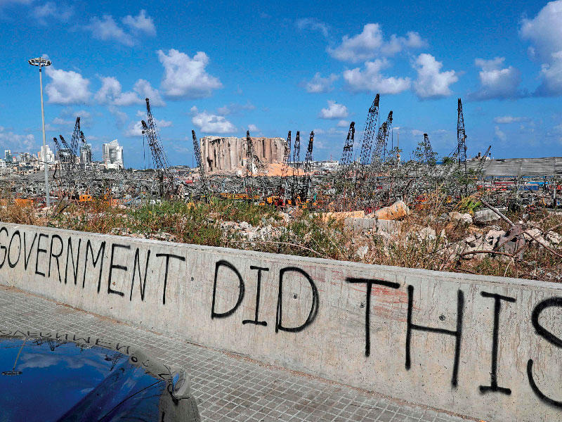 «حكومتنا فعلت هذا» عبارة كتبت على سور مشرف على منظر عام لمرفأ بيروت المدمر (أ ف ب)n