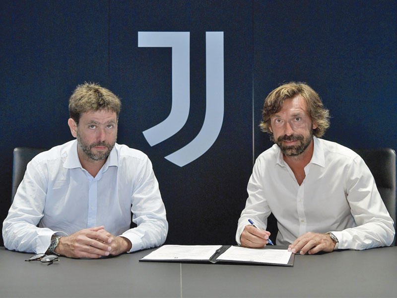 بيرلو لحظة توقيع العقد 