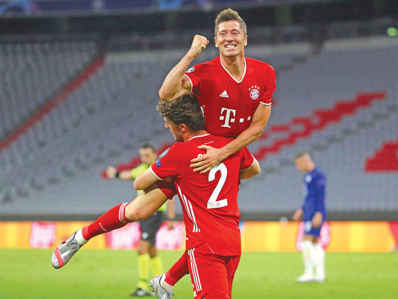 ليفاندوفسكي يحتفل بالهدف الرابع في مرمى تشلسي