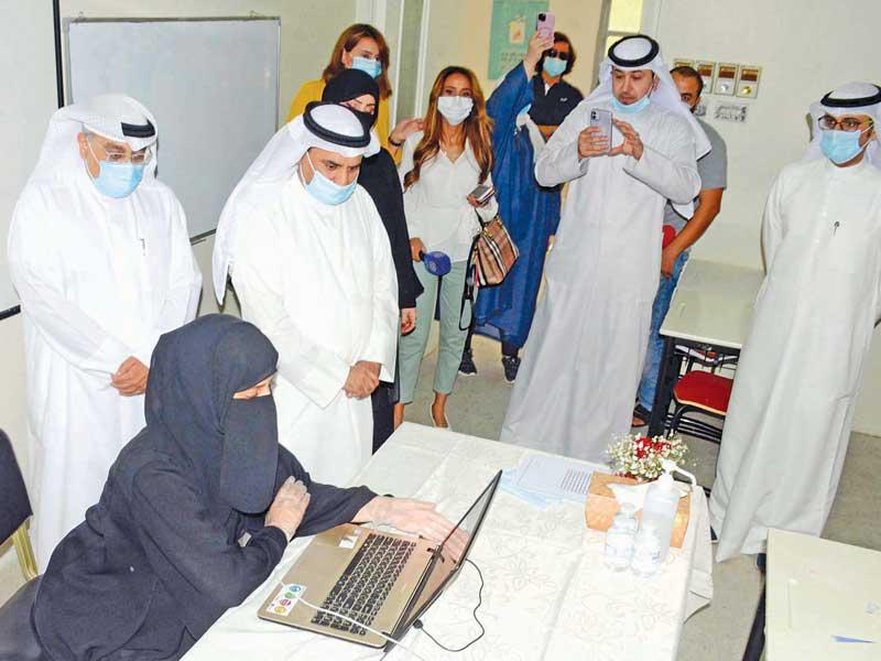  وزير التربية وزير التعليم العالي د. سعود الحربي والمقصيد والدوسري خلال تفقد حصة افتراضية في ثانوية ليلى الغفارية (تصوير عوض التعمري)