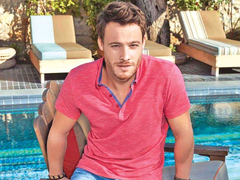 النجم التركي ​كرم بورسين