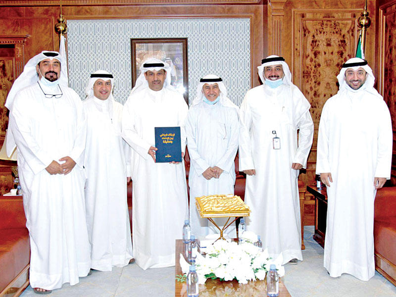 المدير العام للهيئة العامة للرياضة حمود فليطح مستقبلا نصار بحضور نواب المدير العام