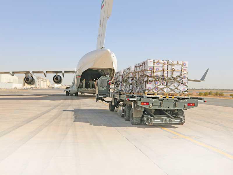 تحميل إحدى الطائرتين بالمساعدات