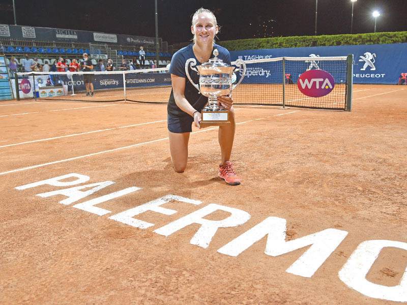 الفرنسية فيونا فيرو تحمل كأس التتويج