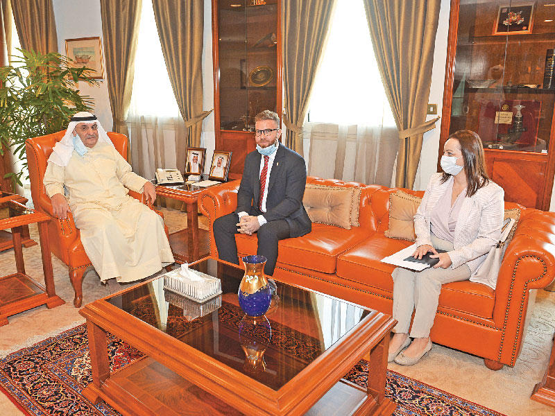 محمد الصقر رئيس غرفة تجارة وصناعة الكويت مستقبلاً السفير الهنغاري أمس