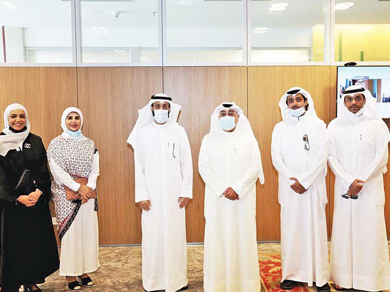 فيصل المقصيد متوسطاً وفد جمعية المعلمين 