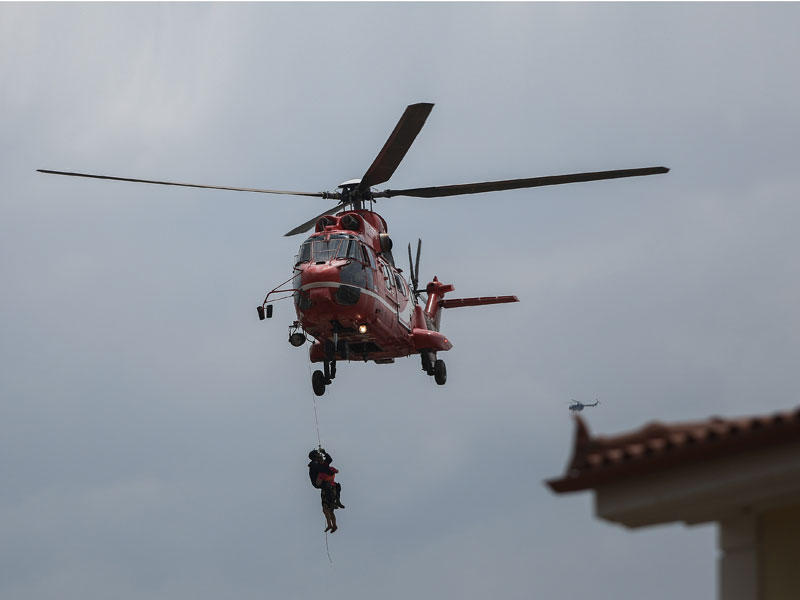 طائرة يونانية تجلي منكوبين بفيضانات مفاجئة في جزيرة إيفيا أمس الأول (رويترز)n