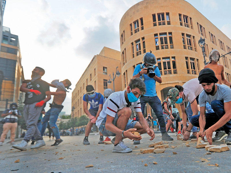 تظاهرات في وسط بيروت أمس (أ ف ب)