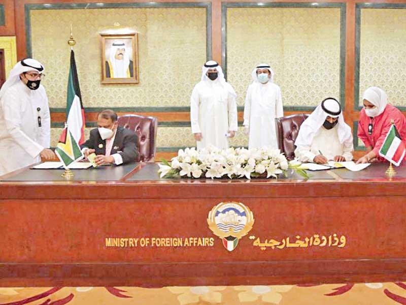 نائب وزير الخارجية خالد الجارالله وسفير غيانا خلال توقيع الاتفاقية