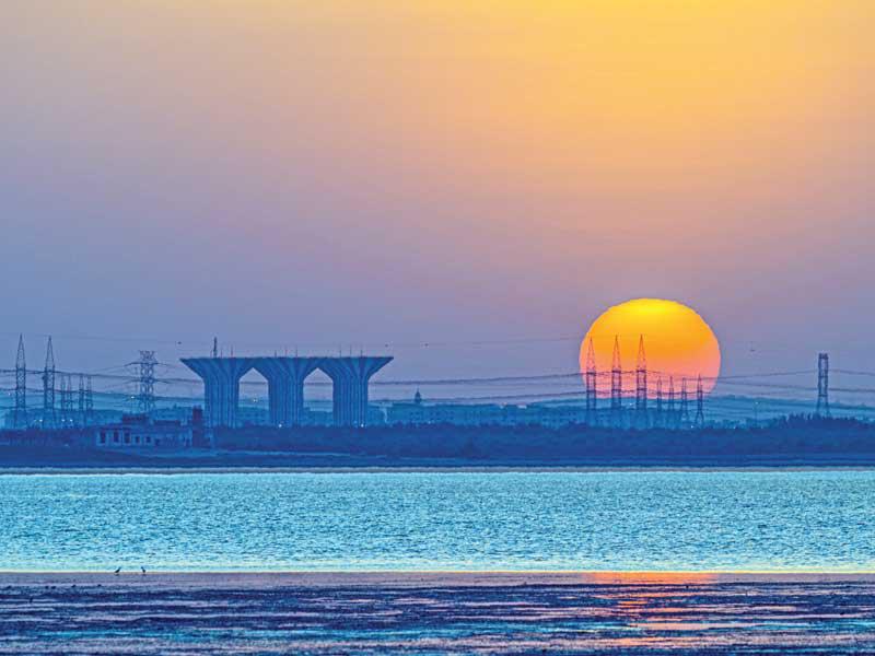 مشهد غروب الشمس في الكويت