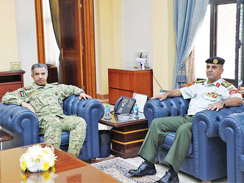 اللواء الركن  فالح شجاع مستقبلاً الملحق العسكري الجديد في سفارة الأردن لدى الكويت، العميد الركن عبدالله الدعجة