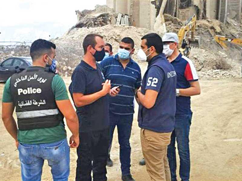 أعضاء فريق الإنتربول في موقع الانفجار