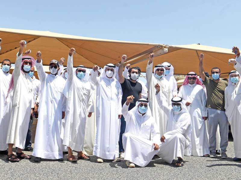 اصحاب المشروعات يرفعون مفاتيح مؤسساتهم خلال الوقفة الاحتجاجية أمس