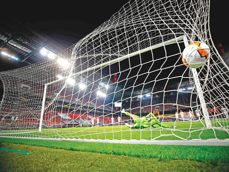 برونو فيرنانديش نجم مان يونايتد يسجل هدفه في مرمى كوبنهاغن