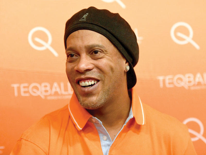 النجم السابق لمنتخب البرازيل لكرة القدم رونالدينيو 