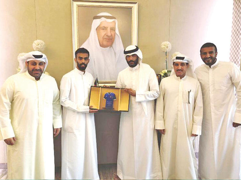 رئيس نادي الكويت خالد الغانم يكرم أحمد الظفيري