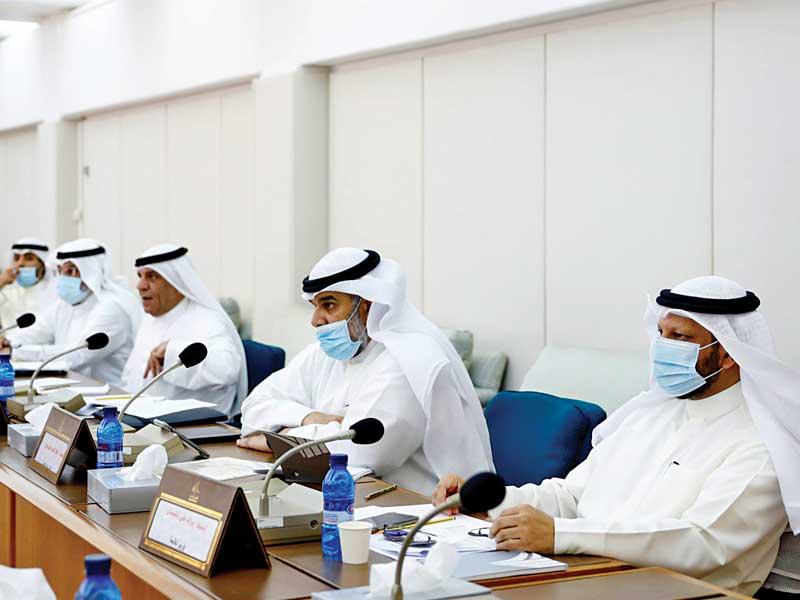 وزير المالية براك الشيتان وقيادات «المالية» في اجتماع اللجنة المالية أمس