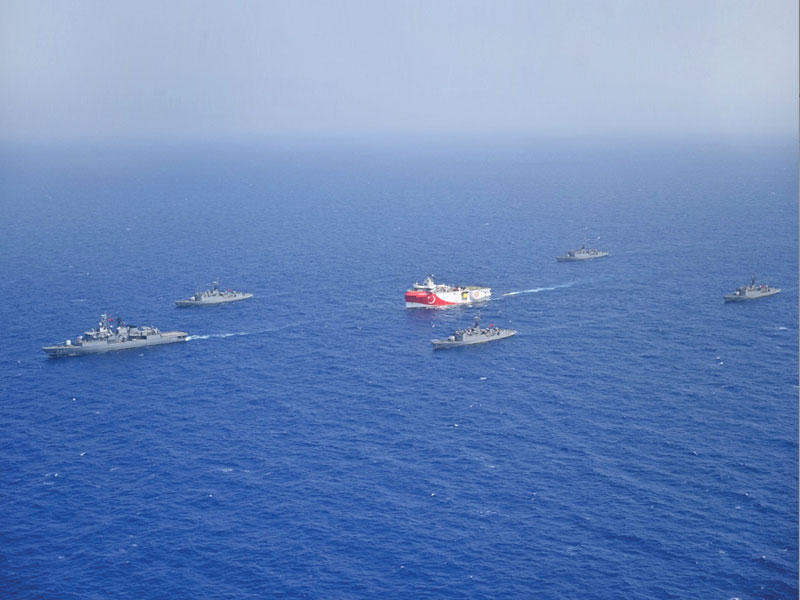 سفينة «أوروتش رئيس» تبحر برفقة قطع بحرية تركية من ميناء أنطاليا باتجاه شرق البحر المتوسط أمس الأول (رويترز) 