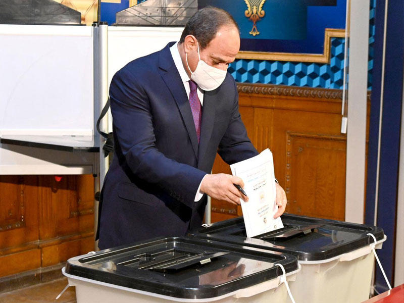 الرئيس المصري عبدالفتاح السيسي يقترع أمس  