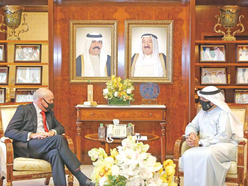 وزير الخارجية وزير الدفاع بالإنابة الشيخ الدكتور أحمد الناصر مستقبلاً سفير هولندا أمس