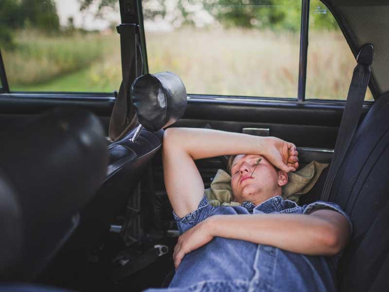 بريطاني يحاول النوم داخل مركبته