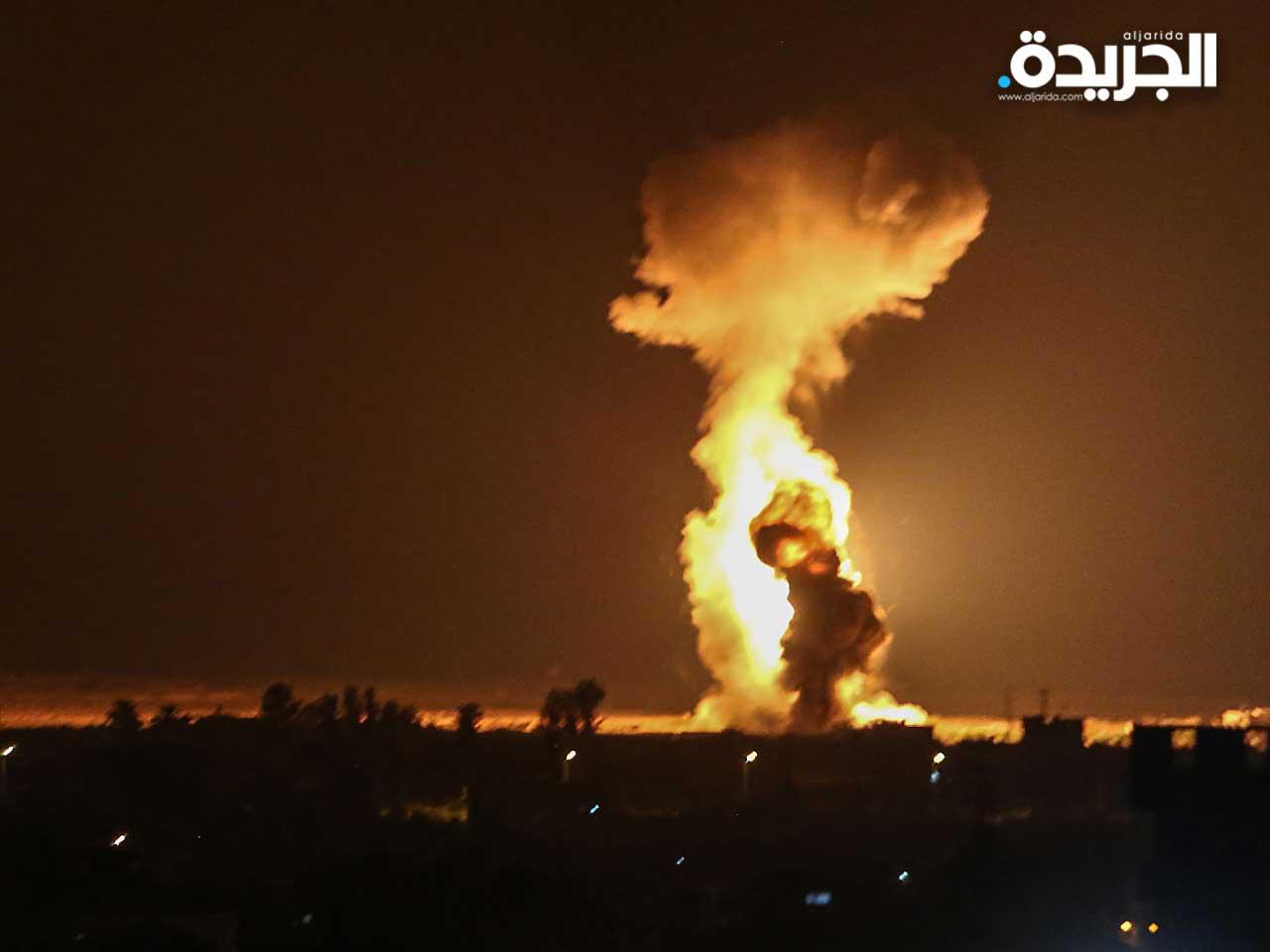 الدخان والنيران يتصاعدان بعد غارات 