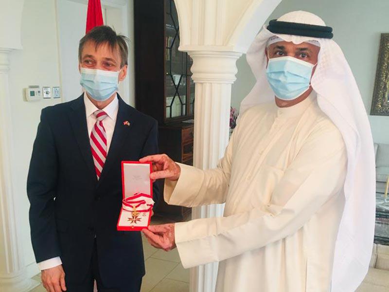 الأمين العام للمجلس الوطني للثقافة والفنون والآداب السابق علي اليوحة وسفير النمسا لدى الكويت د. زيغورد باخر