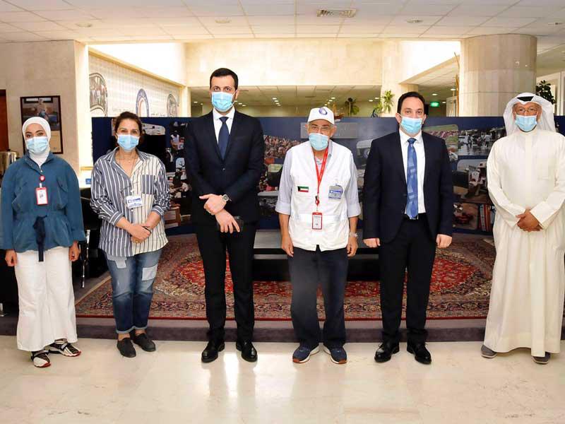 رئيس مجلس ادارة جمعية الهلال الاحمر د. هلال الساير لدى استقباله وفد السفارة اللبنانية أمس