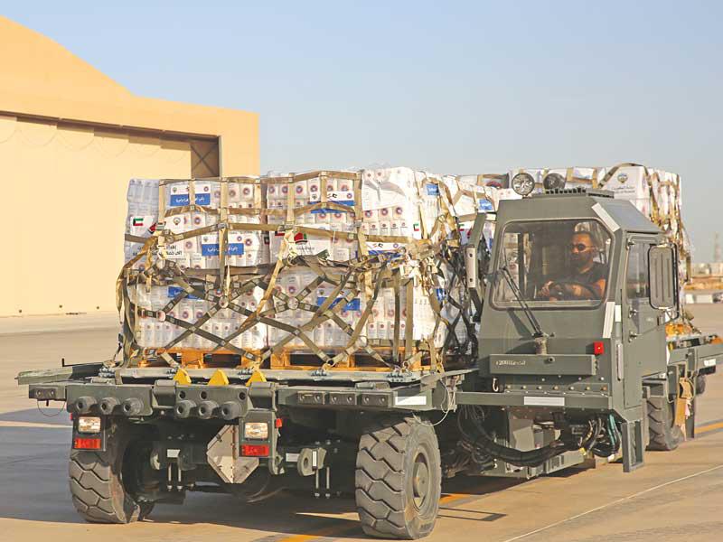 جانب من تحميل شحنة المساعدات أمس 