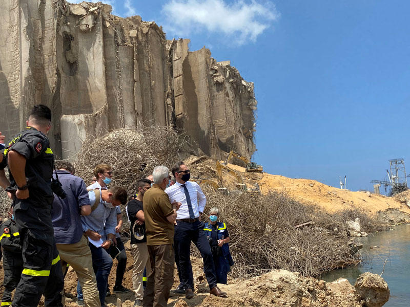 وزير الخارجية الألماني متفقداً مرفأ بيروت أمس (رويترز)