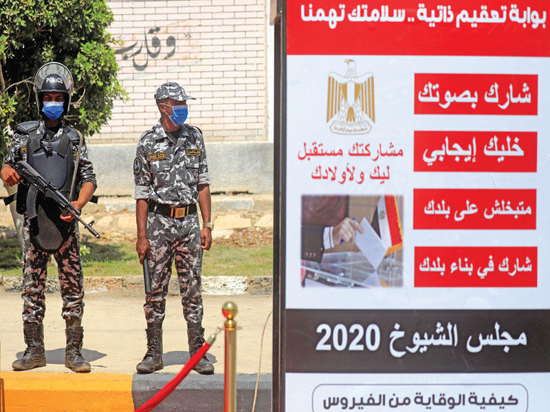 جنديان أمام لجنة اقتراع  في القاهرة أمس (رويترز)