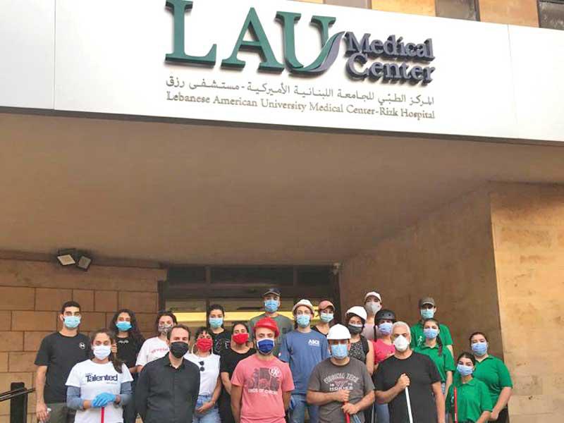 متطوعو «لوياك» أمام المركز الطبي للجامعة اللبنانية - الأميركية (مستشفى رزق)