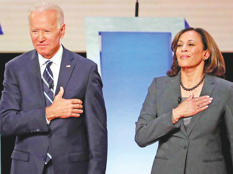 هاريس وبايدن في ثاني مناظرة ديمقراطية العام الماضيt (رويترز)