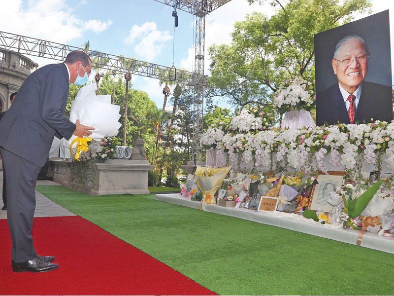 وزير الصحة الأميركي أليكس عازار يضع الزهور على ضريح رئيس تايوان أمسtt (أ ف ب)