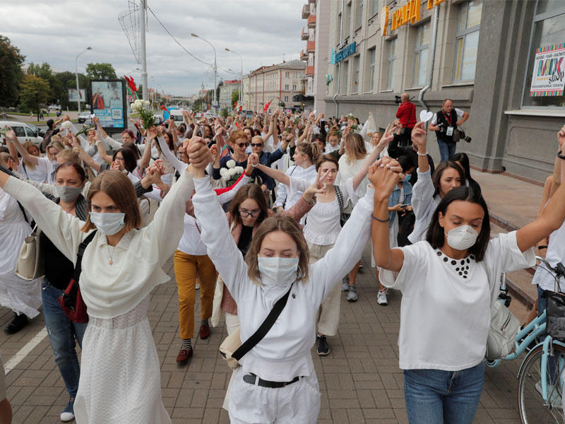 تظاهرة نسائية احتجاجية على عنف الشرطة في مينسك أمسt (رويترز)