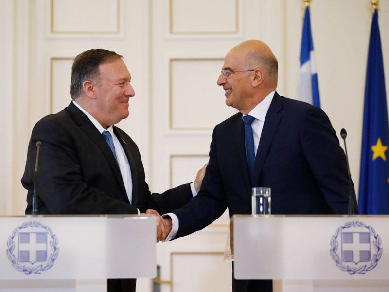 وزيري الخارجية اليوناني نيكوس ديندياس والأميركي مايك بومبيو 