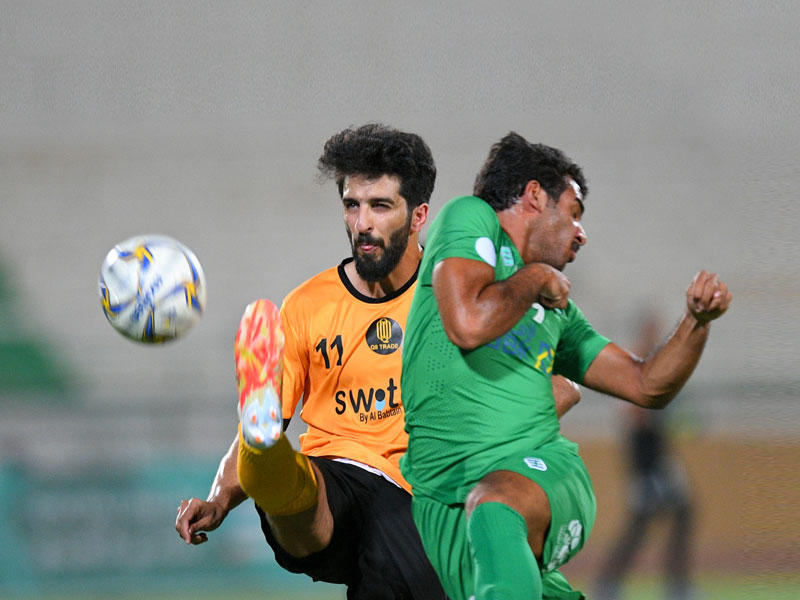 كرة مشتركة خلال اللقاء (تصوير نوفل إبراهيم)